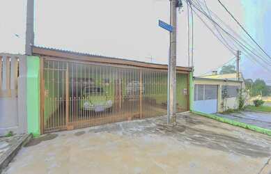 Imagem: A casa possui 3 Dormitórios, 1 Banheiro, 2 Vagas na garagem
