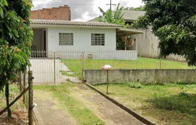 Imagem: A casa possui 2 Dormitórios, 1 Banheiro, 2 Vagas na garagem