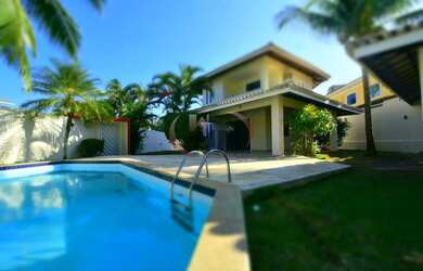 Imagem: A casa em condomínio possui 4 Dormitórios, 5 Banheiros e 221m²