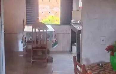 Imagem: A casa possui 2 Dormitórios, 2 Banheiros, 360m² de Área e