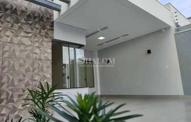 Imagem: A casa possui 3 Dormitórios, 2 Banheiros, 3 Vagas na garagem