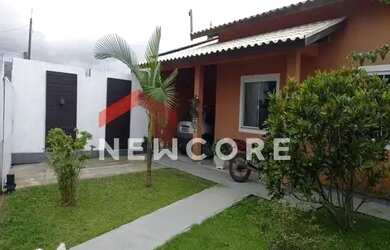 Imagem: A casa possui 3 Dormitórios, 2 Banheiros, 1 Vaga na garagem