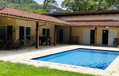 Imagem: A casa possui 4 Dormitórios, 4 Banheiros, 4 Vagas na garagem