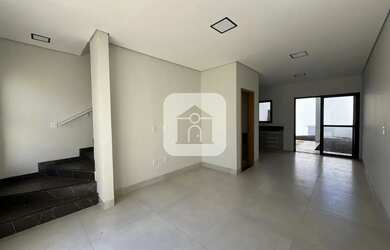 Imagem: A casa possui 3 Dormitórios, 3 Banheiros, 2 Vagas na garagem