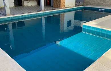 Imagem: A casa possui 3 Dormitórios, Acomodam 10 pessoas, 3 Vagas na