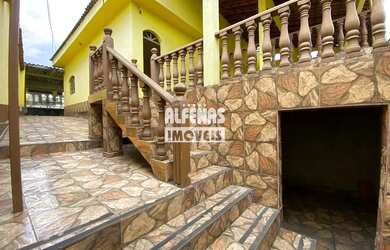 Imagem: A casa possui 3 Dormitórios, 1 Banheiro, 2 Vagas na garagem