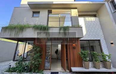 Imagem: A casa possui 4 Dormitórios, 4 Banheiros, 2 Vagas na garagem