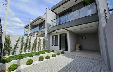 Imagem: A casa possui 3 Dormitórios, 3 Banheiros, 2 Vagas na garagem