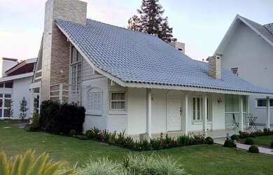 Imagem: A casa possui 4 Dormitórios, 3 Banheiros, 2 Vagas na garagem