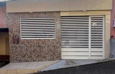 Imagem: A casa possui 3 Dormitórios, 2 Banheiros, 1 Vaga na garagem