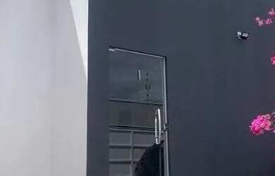 Imagem: A casa possui 2 Dormitórios, 2 Banheiros, 1 Vaga na garagem