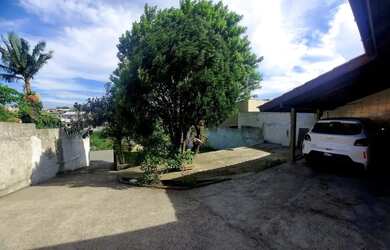 Imagem: A casa possui 3 Dormitórios, 2 Banheiros, 1 Vaga na garagem