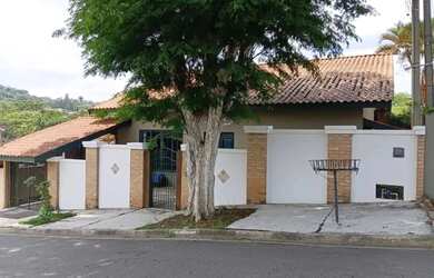 Imagem: A casa possui 3 Dormitórios, 2 Banheiros, 3 Vagas na garagem