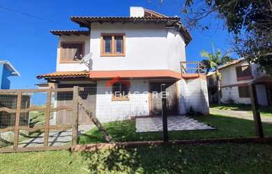 Imagem: A casa possui 2 Dormitórios, 2 Banheiros, 1 Vaga na garagem