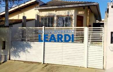 Imagem: A casa possui 2 Dormitórios, 2 Banheiros, 2 Vagas na garagem