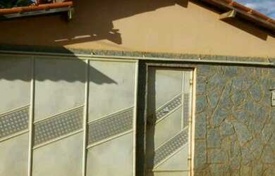 Imagem: A casa possui 3 Dormitórios, 1 Vaga na garagem, 90m² de Área