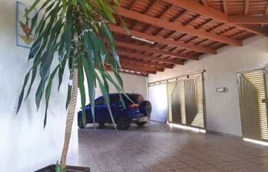 Imagem: A casa possui 3 Dormitórios, 2 Banheiros, 2 Vagas na garagem