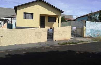 Imagem: A casa possui 3 Dormitórios, 1 Banheiro, 1 Vaga na garagem