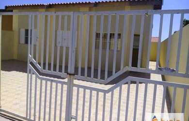 Imagem: A casa possui 3 Dormitórios, 2 Banheiros, 3 Vagas na garagem