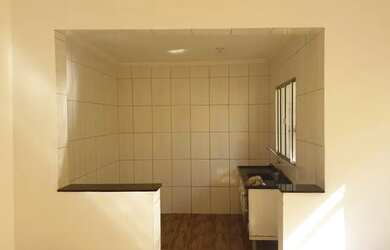 Imagem: A casa possui 2 Dormitórios, 1 Banheiro, 2 Vagas na garagem