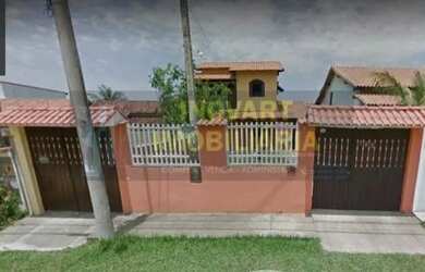 Imagem: A casa possui 4 Dormitórios, 2 Banheiros, 5 Vagas na garagem