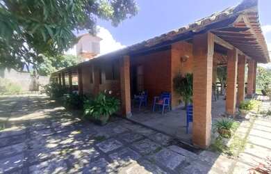 Imagem: A casa possui 3 Dormitórios, 5 Banheiros, 4 Vagas na garagem