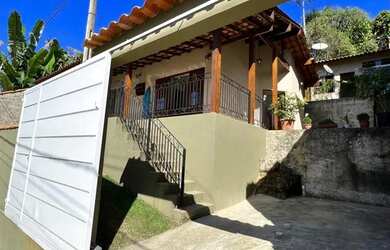 Imagem: A casa possui 3 Dormitórios e 1 Vaga na garagem e está localizado