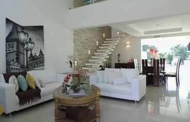 Imagem: A casa possui 2 Dormitórios, 2 Banheiros, 2 Vagas na garagem