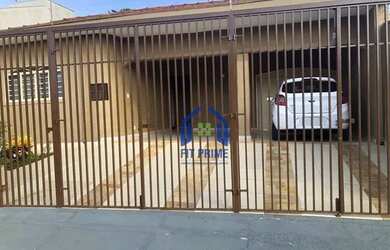 Imagem: A casa possui 3 Dormitórios, 2 Banheiros, 2 Vagas na garagem