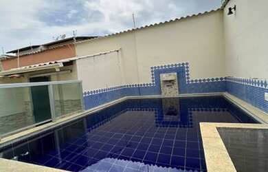 Imagem: A casa possui 4 Dormitórios, 3 Banheiros, 3 Vagas na garagem