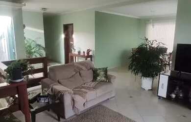 Imagem: A casa possui 3 Dormitórios, 3 Banheiros, 5 Vagas na garagem