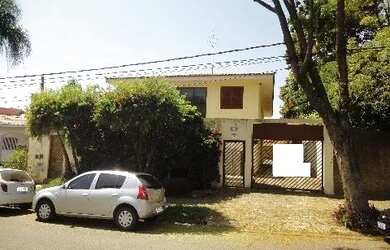 Imagem: A casa possui 4 Dormitórios, 4 Banheiros, 5 Vagas na garagem