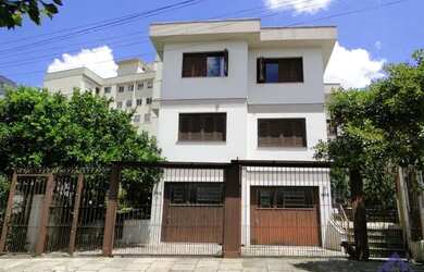 Imagem: A casa possui 4 Dormitórios, 3 Banheiros, 1 Vaga na garagem