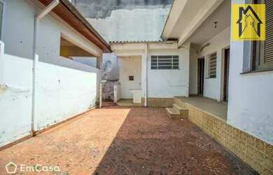 Imagem: A casa possui 5 Dormitórios, 4 Banheiros, 1 Vaga na garagem