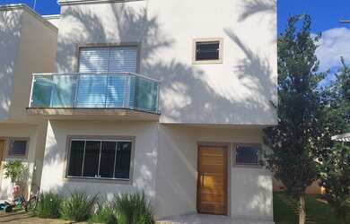 Imagem: A casa possui 3 Dormitórios, 1 Banheiro, 2 Vagas na garagem