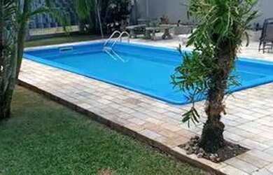 Imagem: A casa possui 3 Dormitórios, 2 Banheiros, 2 Vagas na garagem