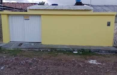 Imagem: A casa possui 3 Dormitórios, 1 Banheiro, 2 Vagas na garagem