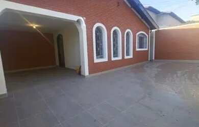 Imagem: A casa possui 3 Dormitórios, 2 Banheiros, 3 Vagas na garagem