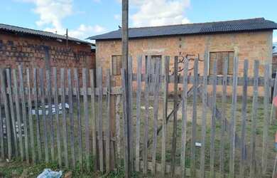 Imagem: A casa possui 2 Dormitórios e 1 Banheiro e está localizado