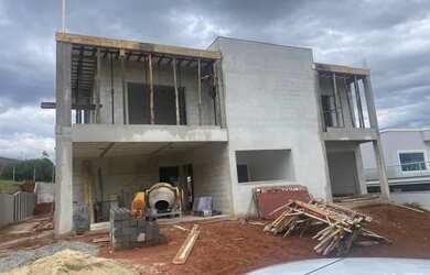 Imagem: A casa em condomínio possui 5 Dormitórios, 5 Banheiros, 435m²