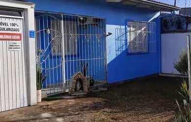 Imagem: A casa possui 3 Dormitórios, 2 Banheiros, 2 Vagas na garagem