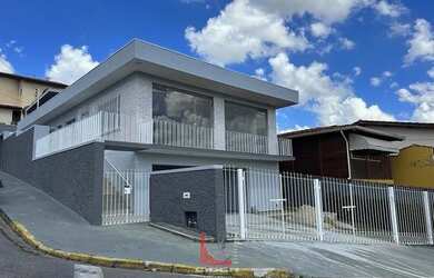 Imagem: A casa possui 3 Dormitórios, 2 Banheiros, 2 Vagas na garagem