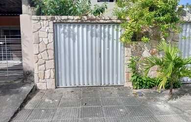 Imagem: A casa possui 3 Dormitórios, 2 Banheiros, 1 Vaga na garagem