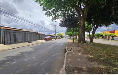 Imagem: A casa possui 3 Dormitórios, 2 Banheiros, 4 Vagas na garagem