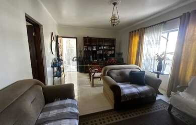 Imagem: A casa possui 4 Dormitórios, 4 Banheiros, 2 Vagas na garagem