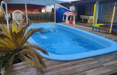 Imagem: A casa possui 2 Dormitórios, Acomodam 10 pessoas, 4 Vagas na