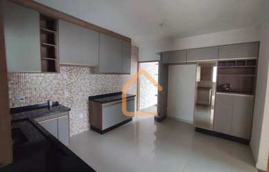 Imagem: A casa possui 3 Dormitórios, 2 Banheiros, 2 Vagas na garagem