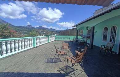 Imagem: A casa possui 3 Dormitórios, 2 Banheiros, 1 Vaga na garagem