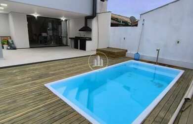 Imagem: A casa possui 3 Dormitórios, 3 Banheiros, 3 Vagas na garagem