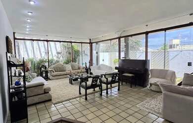 Imagem: A casa possui 5 Dormitórios, 5 Banheiros, 4 Vagas na garagem